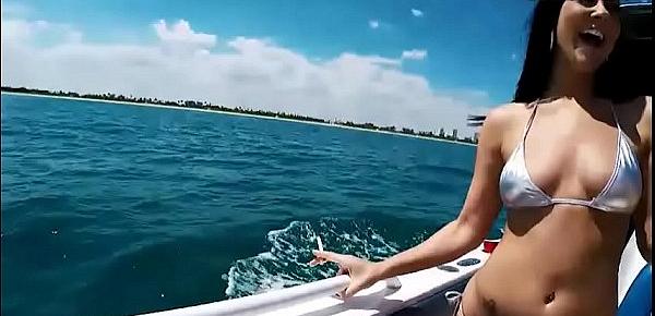  College teen girls pounded on speedboat